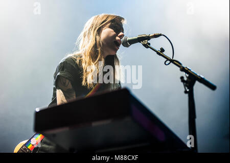 Brighton, East Sussex. 15 mars 2018. American Folk folk-singer et guitariste Julien Baker effectue live at the Brighton Dome à l'appui de Belle et Sébastien. Le concert suit Belle and Sebastian's publication d'un trio d'EPs sous le nom de "la manière de résoudre nos problèmes humains". Les deux artistes sont signés de Matador Records. Credit : Francesca Moore/Alamy Live News Banque D'Images