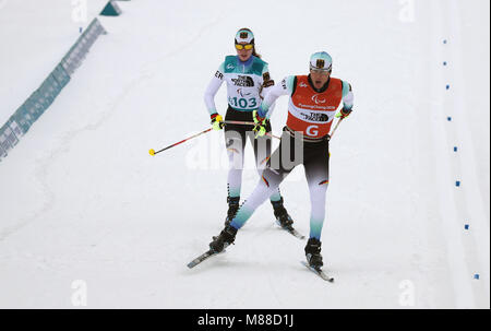 Pyeongchang, Corée du Sud. Mar 16, 2018. 16 mars 2018, PyeongChang, Corée du Sud : Centre de biathlon paralympiques, Alpensia : 12.5km biathlon, une déficience visuelle. L'Allemagne et à son guide Klug Clara Martin Haertl franchir la ligne d'arrivée. Credit : Karl-Josef Opim/dpa/Alamy Live News Banque D'Images