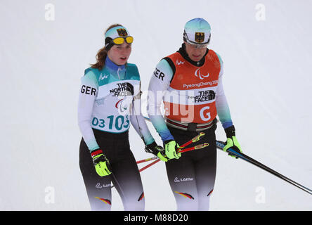 Pyeongchang, Corée du Sud. Mar 16, 2018. 16 mars 2018, PyeongChang, Corée du Sud : Centre de biathlon paralympiques, Alpensia : 12.5km biathlon, une déficience visuelle. L'Allemagne et à son guide Klug Clara Martin Haertl franchir la ligne d'arrivée. Credit : Karl-Josef Opim/dpa/Alamy Live News Banque D'Images