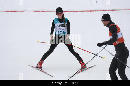 Pyeongchang, Corée du Sud. Mar 16, 2018. 16 mars 2018, PyeongChang, Corée du Sud : Centre de biathlon paralympiques, Alpensia : 12.5km biathlon, une déficience visuelle. Mikhalina Lysova et sa guide Alexey Ivanov franchir la ligne d'arrivée. Credit : Karl-Josef Opim/dpa/Alamy Live News Banque D'Images