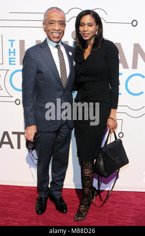 New York, NY, USA. Mar 15, 2018. (L-R) activiste des droits civils Rev. Al Sharpton et Designer Aisha McShaw assister à l 'humanité 2018 Cérémonie de remise des prix de connexion' propulsé par AT&T et tenue au Jazz at Lincoln Center le 15 mars 2018 dans la ville de New York. Credit : Mpi43/media/Alamy Punch Live News Banque D'Images