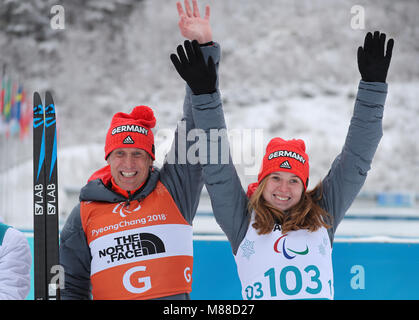 Pyeongchang, Corée du Sud. Mar 16, 2018. 16 mars 2018, PyeongChang, Corée du Sud : Centre de biathlon paralympiques, Alpensia : 12.5km biathlon, une déficience visuelle. L'Allemagne et à son guide Klug Clara Martin Haertl célébrer remportant le bronze. Credit : Karl-Josef Opim/dpa/Alamy Live News Banque D'Images