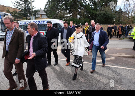 Festival de Cheltenham, Gloucestershire, UK - Vendredi 16 mars 2018 - Les amateurs de course arrivent à la Cheltenham Festival à venir de cette après-midi classic Gold Cup. Steven Mai / Alamy Live News Banque D'Images