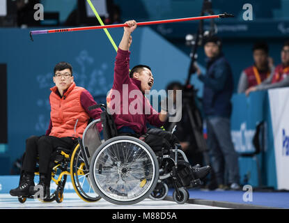 Pyeongchang, Corée du Sud. Mar 16, 2018. La Chine Liu Wei (R) célèbre pendant la demi-finale de curling en fauteuil roulant entre la Chine et le Canada à la Jeux paralympiques d'hiver de PyeongChang 2018 à PyeongChang, Corée du Sud, le 16 mars 2018. La Chine a gagné le match 4-3 et se qualifie pour la finale. Credit : Xia Yifang/Xinhua/Alamy Live News Banque D'Images