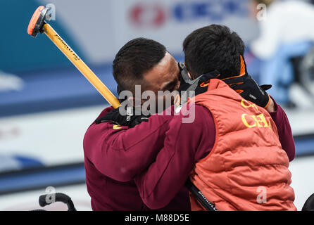 Pyeongchang, Corée du Sud. Mar 16, 2018. L'Haitao Wang (L) embrasse sa coéquipière Chen Jianxin après avoir remporté la demi-finale de curling en fauteuil roulant entre la Chine et le Canada à la Jeux paralympiques d'hiver de PyeongChang 2018 à PyeongChang, Corée du Sud, le 16 mars 2018. La Chine a gagné le match 4-3 et se qualifie pour la finale. Credit : Xia Yifang/Xinhua/Alamy Live News Banque D'Images