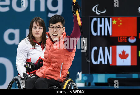 Pyeongchang, Corée du Sud. Mar 16, 2018. La Chine Chen Jianxin (R) célèbre pendant la demi-finale de curling en fauteuil roulant entre la Chine et le Canada à la Jeux paralympiques d'hiver de PyeongChang 2018 à PyeongChang, Corée du Sud, le 16 mars 2018. La Chine a gagné le match 4-3 et se qualifie pour la finale. Credit : Xia Yifang/Xinhua/Alamy Live News Banque D'Images