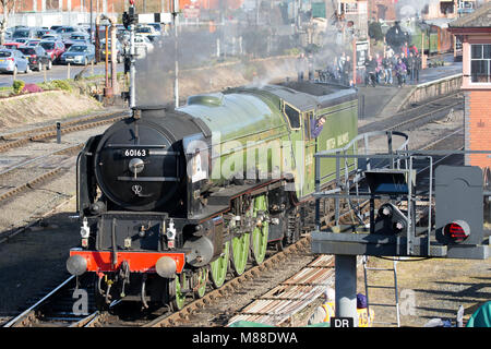 Kidderminster, UK. 16 mars, 2018. Severn Valley amateurs de chemin de fer aiment prendre des photos et se déplaçant sur la ligne de chemin de fer à vapeur qui s'exécute de Kidderminster à Bridgnorth, marquant le début de la Severn Valley Railway Spring Gala à vapeur. Avec le soleil en abondance, beaucoup de personnes s'adonnent à une époque où les déplacements des locomotives telles que la tornade et le roi Édouard II semblait extravagant. Credit : Lee Hudson/Alamy Live News Banque D'Images