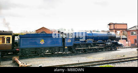 Kidderminster, UK. 16 mars, 2018. Severn Valley amateurs de chemin de fer aiment prendre des photos et se déplaçant sur la ligne de chemin de fer à vapeur qui s'exécute de Kidderminster à Bridgnorth, marquant le début de la Severn Valley Railway Spring Gala à vapeur. Avec le soleil en abondance, beaucoup de personnes s'adonnent à une époque où les déplacements des locomotives telles que la tornade et le roi Édouard II semblait extravagant. Credit : Lee Hudson/Alamy Live News Banque D'Images