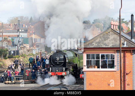 Kidderminster, UK. 16 mars, 2018. Severn Valley amateurs de chemin de fer aiment prendre des photos et se déplaçant sur la ligne de chemin de fer à vapeur qui s'exécute de Kidderminster à Bridgnorth, marquant le début de la Severn Valley Railway Spring Gala à vapeur. Avec le soleil en abondance, beaucoup de personnes s'adonnent à leur passion pour le vintage, conservé, UK les trains à vapeur. Credit : Lee Hudson/Alamy Live News Banque D'Images