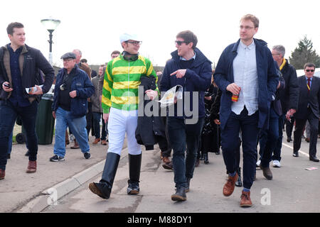 Festival de Cheltenham, Gloucestershire, UK - Vendredi 16 mars 2018 - Les amateurs de course dont un habillé comme un jockey arriver au Cheltenham Festival à venir de cette après-midi classic Gold Cup. Steven Mai / Alamy Live News Banque D'Images