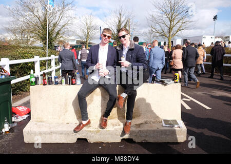 Festival de Cheltenham, Gloucestershire, UK - Vendredi 16 mars 2018 - Les jeunes amateurs de course prendre un verre lorsqu'ils arrivent sur le Cheltenham Festival à venir de cette après-midi classic Gold Cup. Steven Mai / Alamy Live News Banque D'Images