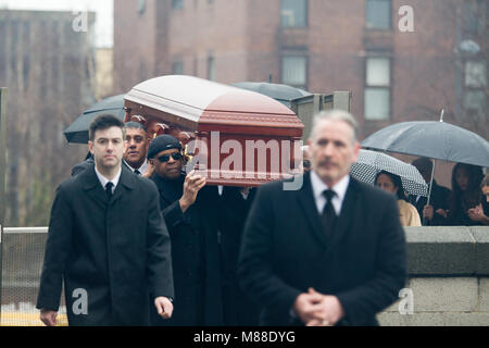 Liverpool, Royaume-Uni. 16 mars 2018. La famille et les amis d'Eddy Amoo groupe de la vraie chose assister à ses funérailles à Liverpool Cathédrale Métropolitaine. Credit : Ken Biggs/Alamy Live News. Banque D'Images