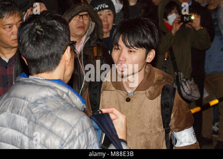 Aki Okuda, ancien membre fondateur du groupe de protestation des étudiants japonais d'action d'urgence aux étudiants pour la démocratie libérale (SEALDs), assiste à une manifestation devant le bureau du Premier Ministre le 16 mars 2018, Tokyo, Japon. La presse japonaise a annoncé qu'un fonctionnaire des finances a écrit une note avant son suicide en confessant qu'il a été forcé de modifier les dossiers cruciaux reliant le Premier ministre Shinzo Abe et son épouse Akie au Moritomo Gakuen scandale. Credit : Rodrigo Reyes Marin/AFLO/Alamy Live News Banque D'Images