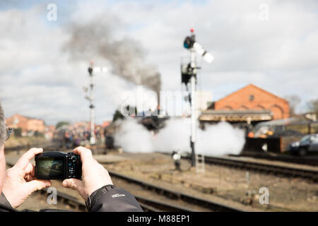 Kidderminster, UK. 16 mars, 2018. Severn Valley amateurs de chemin de fer aiment prendre des photos et se déplaçant sur la ligne de chemin de fer à vapeur qui s'exécute de Kidderminster à Bridgnorth, marquant le début de la Severn Valley Railway Spring Gala à vapeur. Avec le soleil en abondance, beaucoup de personnes s'adonnent à une époque où les déplacements des locomotives telles que la tornade et le roi Édouard II semblait extravagant. Credit : Lee Hudson/Alamy Live News Banque D'Images