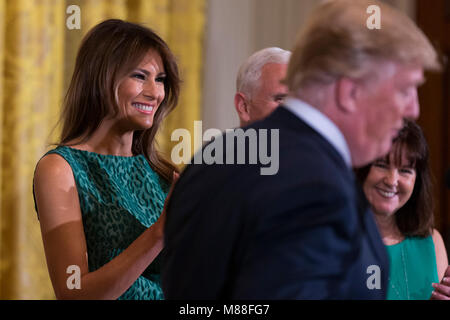 Washington, USA. Mar 15, 2018. Première dame Melania Trump maline comme Président des Etats-Unis, Donald J. Trump prend la parole lors du Shamrock Bowl Présentation à la Maison Blanche à Washington, DC Le 15 mars 2018. Crédit : Alex Edelman/Piscine via CNP - AUCUN FIL SERVICE - Crédit : Alex Edelman/consolidé/dpa/Alamy Live News Banque D'Images