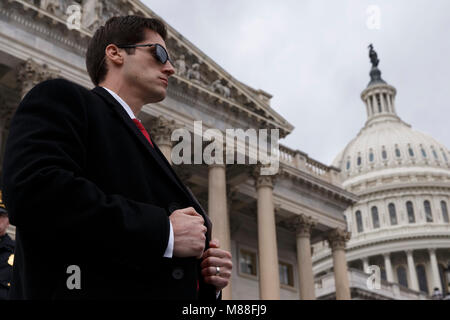 Washington, USA. Mar 15, 2018. Un agent du Service Secret monte la garde à l'extérieur comme le Président des Etats-Unis, Donald J. Trump parle à des amis de l'Irlande déjeuner organisé par United States Le président de la Chambre des représentants Paul Ryan, Républicain du Wisconsin, à l'United States Capitol à Washington, DC Le 15 mars 2018. Crédit : Alex Edelman/CNP - AUCUN FIL SERVICE - Crédit : Alex Edelman/consolidé/dpa/Alamy Live News Banque D'Images