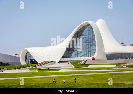 BAKU, Azerbaïdjan - 27 mai : centre d'Heydar Aliyev, célèbre building à Bakou par Zaha Hadid. Mai 2017 Banque D'Images