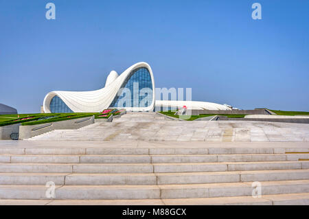 BAKU, Azerbaïdjan - 27 mai : centre d'Heydar Aliyev, célèbre building à Bakou par Zaha Hadid. Mai 2017 Banque D'Images