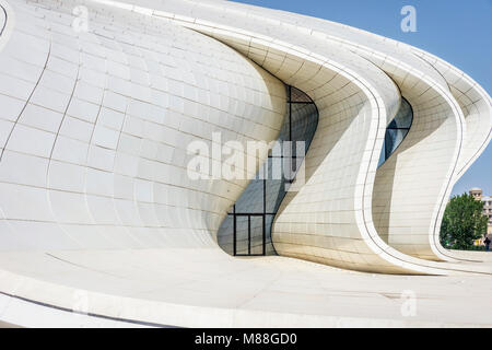 BAKU, Azerbaïdjan - 27 mai : centre d'Heydar Aliyev, célèbre building à Bakou par Zaha Hadid. Mai 2017 Banque D'Images