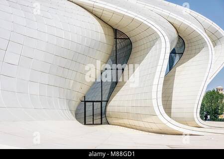 BAKU, Azerbaïdjan - 27 mai : centre d'Heydar Aliyev, célèbre building à Bakou par Zaha Hadid. Mai 2017 Banque D'Images