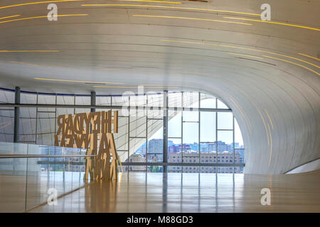 BAKU, Azerbaïdjan - 27 MAI : Intérieur du centre d'Heydar Aliyev, célèbre building à Bakou par Zaha Hadid. Mai 2017 Banque D'Images