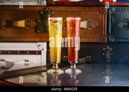 Des cocktails classiques long drink avec orange et cerise servi sur un bar . Banque D'Images