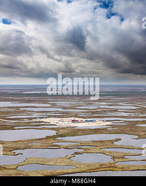 Vue aérienne de oilfield sur zone marécageuse infranchissable. Banque D'Images