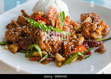 L'Asie et le Sri Lanka - goût close up plat de riz et de crevettes dans la pâte, sauce douce, décorée avec des graines de sésame sur une plaque blanche. Banque D'Images