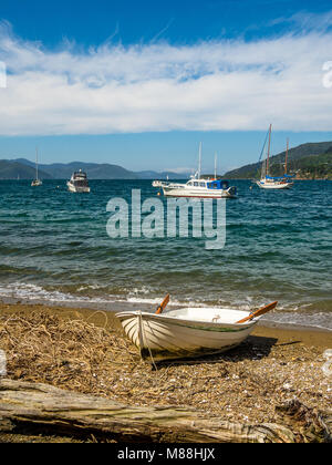 Bateaux et plage de marina Waikawa, Picton, Nouvelle-Zélande Banque D'Images