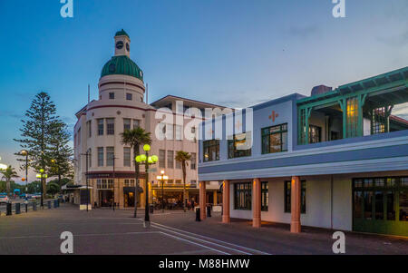 La belle ville art déco de Napier, Nouvelle-Zélande - comme les approches de la nuit d'été. Banque D'Images