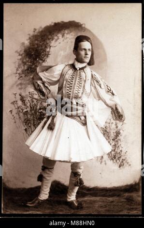 Burton Holmes, en costume grec, Athènes, Grèce, 1895 Banque D'Images