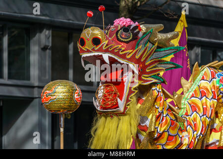 VANCOUVER, CANADA - Le 18 février 2018 : la danse du dragon pour le Nouvel An chinois dans le quartier chinois. Banque D'Images