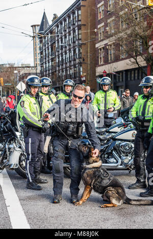 VANCOUVER, CANADA - Le 18 février 2018 : Vancouver Police Department chien au défilé du Nouvel An chinois. Banque D'Images