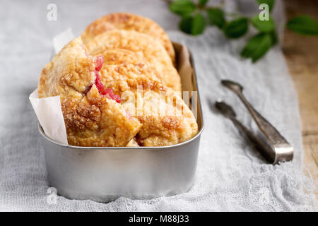 Mini tartes croustillantes avec Apple et de groseille rouge. Style rustique. Banque D'Images