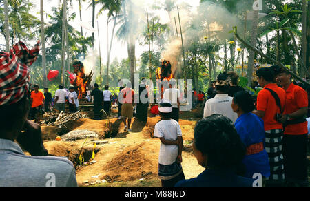 Ubud, Bali - 29 septembre 2017 : burning sculptures animales au cours d'une cérémonie de crémation balinaise traditionnelle Banque D'Images