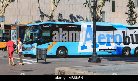 Barcelone, Espagne - 10 juin 2017 : Qigong navette d'autobus stationnés à leur terminal en place de Catalogne dans une journée d'été Banque D'Images