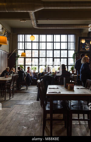 Des gens assis et de manger - l'intérieur de l'ouest sur le vert dans l'ouest de la brasserie à Glasgow, Écosse Banque D'Images