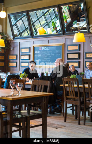 Des gens assis et de manger - l'intérieur de l'ouest sur le vert dans l'ouest de la brasserie à Glasgow, Écosse Banque D'Images