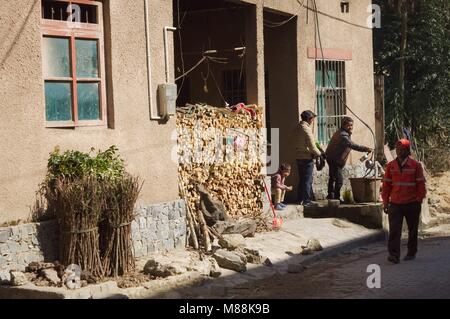 Duo Yi Shu Village, Yunnan, Chine - le 26 décembre 2017 : une famille chinoise est le travail à domicile Banque D'Images