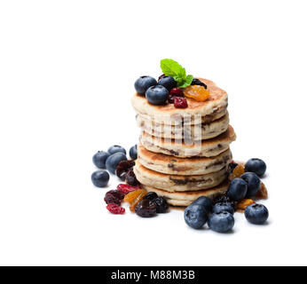 Pile de gâteaux gallois avec fruits secs et bleuets frais isolated on white Banque D'Images