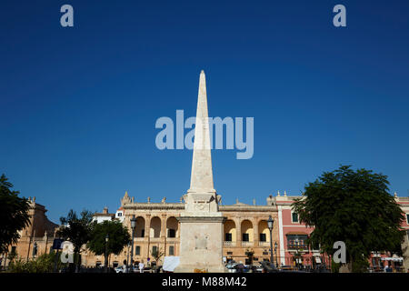 Né avec l'obélisque de la place de la vieille ville de Ciutadella, Minorque, Iles Baléares, Espagne Banque D'Images