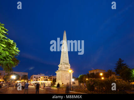 Né avec l'obélisque de la place de la vieille ville de Ciutadella, Minorque, Iles Baléares, Espagne Banque D'Images