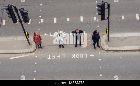 London, UK- Mar 13, 2018 point de vue : vue des piétons dans la ville de Londres traversant la rue. Regardez à gauche emblématique et recherchez les signes de droite Banque D'Images