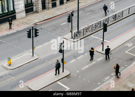 Londres, Royaume-Uni - Mars 13, 2018 : Haute vue perspective de travailleur agent de piétons dans la ville de Londres traversant la rue Banque D'Images