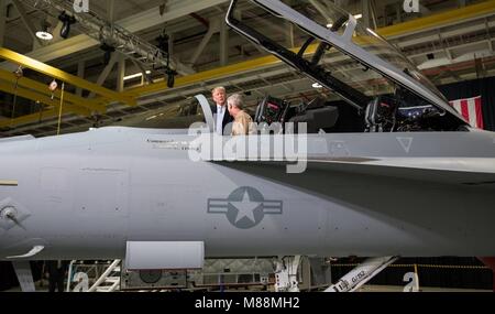 Président américain Donald Trump vues un avion de combat au cours d'une visite de bâtiment Boeing 75 Mars 14, 2018 à Saint Louis, Missouri. Banque D'Images