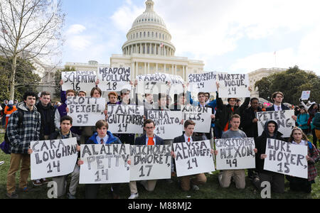 Étudiants détiennent des signes pendant le débordement à l'appui du contrôle des armes à feu à l'extérieur de la capitale américaine, le 14 mars 2018 à Washington, DC. Banque D'Images