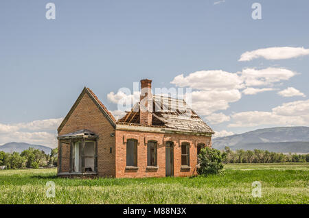 Jolie maison en brique est maintenant en train de s'effondrer en raison de la négligence et l'abandon Banque D'Images