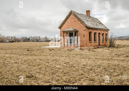 Maison en brique sur l'image l'air triste et morne bien qu'il semble avoir été une fois une jolie maison Banque D'Images