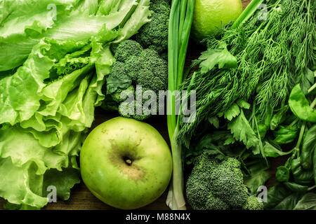 Les légumes verts, des fruits et de la verdure en arrière-plan de l'alimentation. Vue d'en haut Banque D'Images