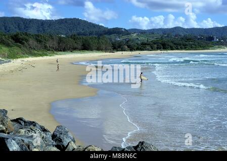 Mur nord de la plage de Coffs Harbour, New South Wales, Australie, 13 mars 2018. Journée ensoleillée à la plage Australienne. Vue panoramique de plage, sable, vagues, mer, Banque D'Images